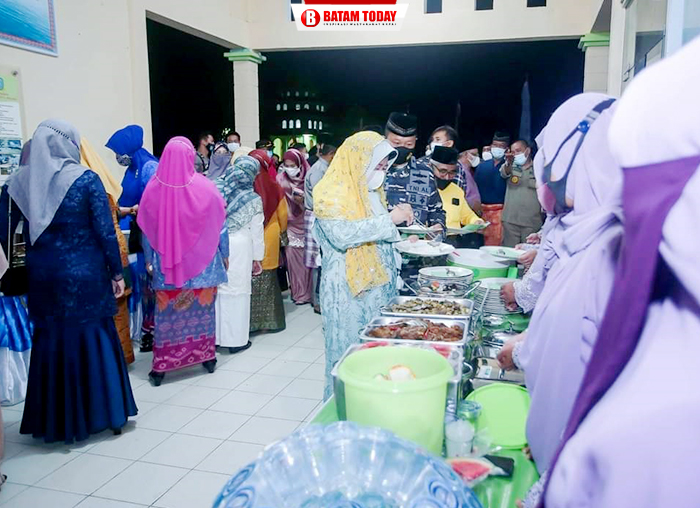 Ketua DPRD Anambas saat mencicipi makanan khas yang disediakan panitia STQ
